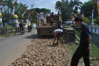 Camat dan Warga Perbaiki Jalan Rusak
