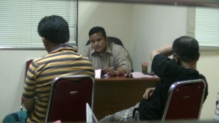 Tersangka Oktavianus Sitompul selaku kontraktor dan pelaksana pengerjaan dan Ir.Dharma Sutisna salah satu pejabat kementrian Pekerjaan Umum.