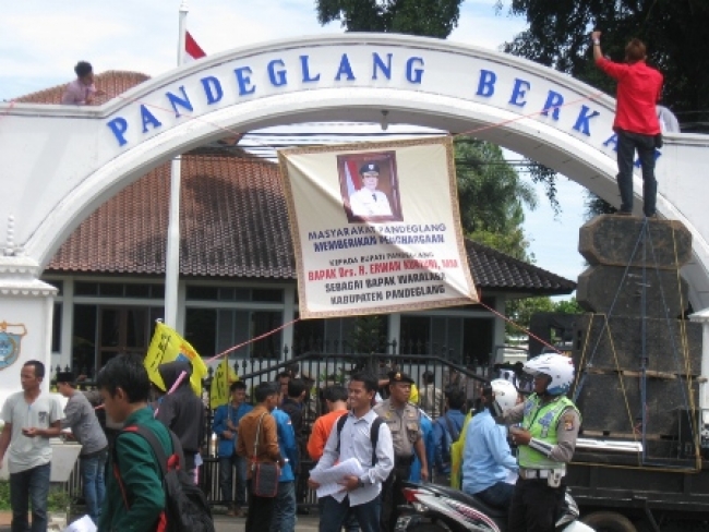 Puluhan Mahasiswa PMII Demo Kantor Bupati Pandeglang