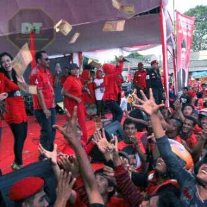 Kampanye PDI-P Diwarnai 'Saweran' Uang