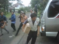 Serut- KPK keluar dari rumah dinas Airin dengan tergesa-gesa membawa beberapa kardus, Senin (27/1)DT