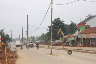 tiang listrik belum dipindah (24/2/14)