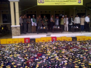 Polres Serang Musnahkan 2088 Botol Miras