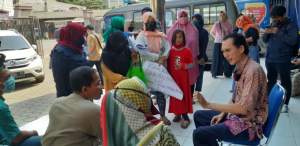 Warga Lingkungan Kalentemu Timur yang tidak mendapatkan bantuan sosial (Bansos) Covid-19 mendatangi Kantor Dinas Sosial (Dinsos) Cilegon, Kamis (4/6).