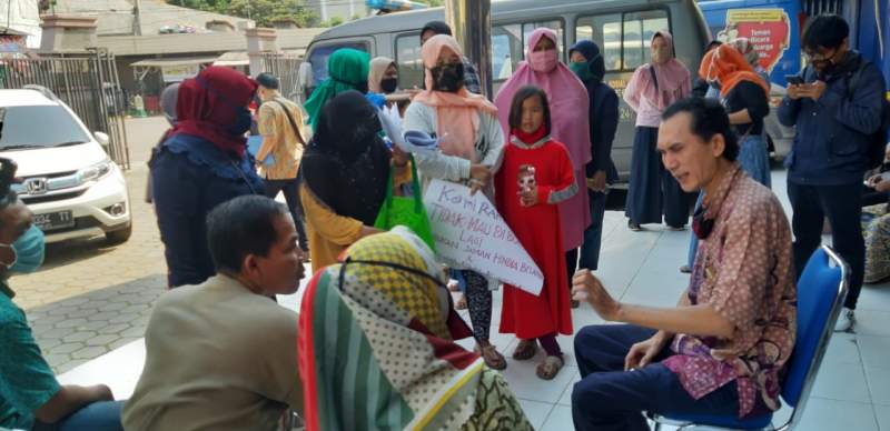 Warga Lingkungan Kalentemu Timur yang tidak mendapatkan bantuan sosial (Bansos) Covid-19 mendatangi Kantor Dinas Sosial (Dinsos) Cilegon, Kamis (4/6).