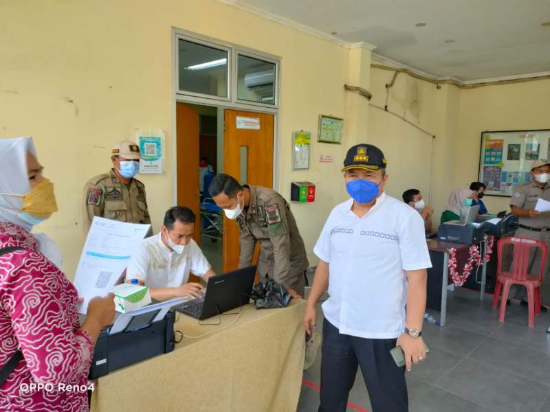 Camat Cisoka Door to Door Himbau  Warganya untuk Divaksin