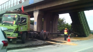 Tersangkut Jembatan, Bak Truk Lepas Dari Badan Kendaraan