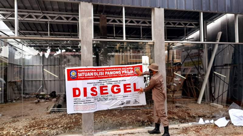 Tak Berizin, Pol PP Tangsel Segel Proyek Minimarket.com di BSD Serpong