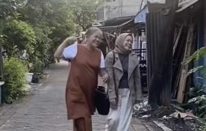 VIDIO: Momen Bahagia Dua Sahabat Semasa SMA Dipertemukan Kembali Setelah 30 Tahun