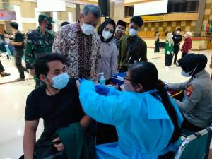 Tinjau Vaksinasi di Unpam, Walikota Tangsel Berpesan Ini