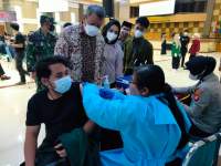 Tinjau Vaksinasi di Unpam, Walikota Tangsel Berpesan Ini