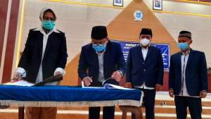 Airin Rachmi Diany dan pimpinan DPRD Tangsel tandatangani APBD 2021.