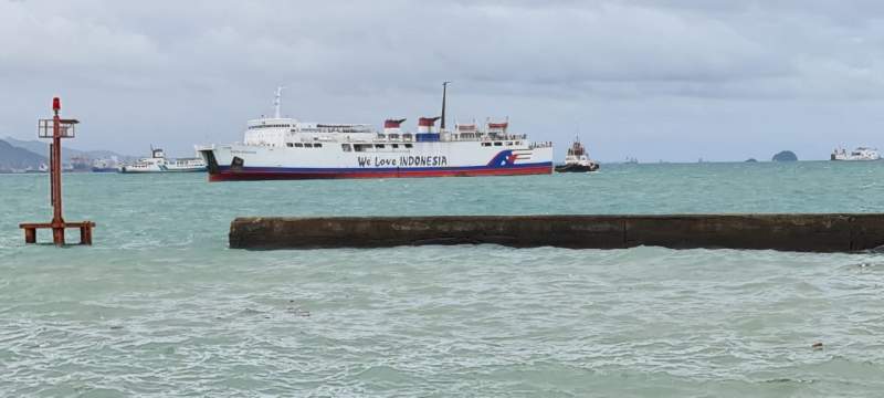 KMP Safira Nusantara Kandas di Perairan Merak