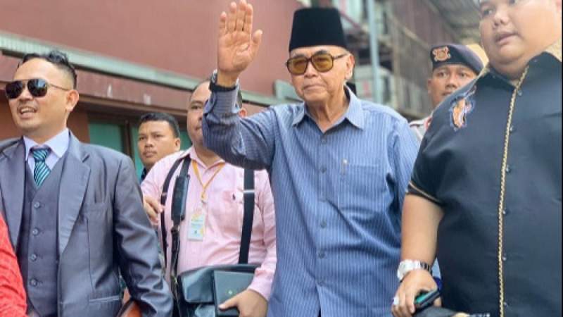 Pimpinan Ponpes Al-Zaytun, Panji Gumilang, saat mendatangi Bareskrim Polri.