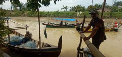 Nelayan Desa Nagalawan usai pulang mencari ikan di laut.
