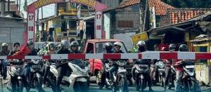 Pintu perlintasan stasiun Sudimara.