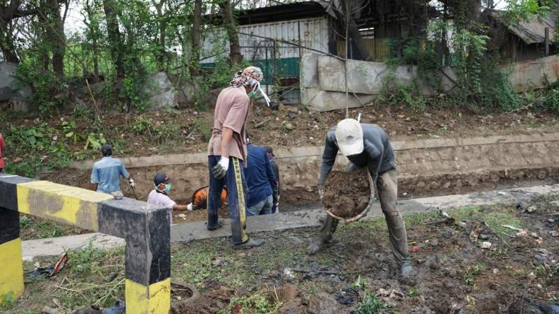 Antisipasi Banjir Krakatau Posco Bersama Masyarakat Bersihkan Saluran Air