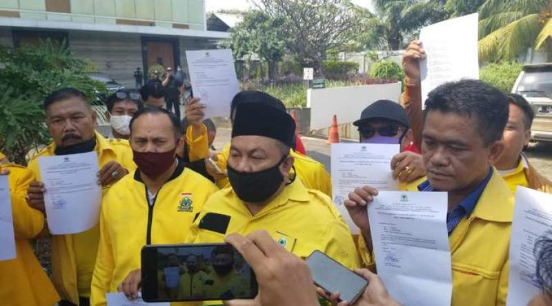 Para ketua PK Golkar yang kecewa karena di Plt kan secara sepihak oleh DPD. Sambil menunjukan SK PK kepada awak media.
