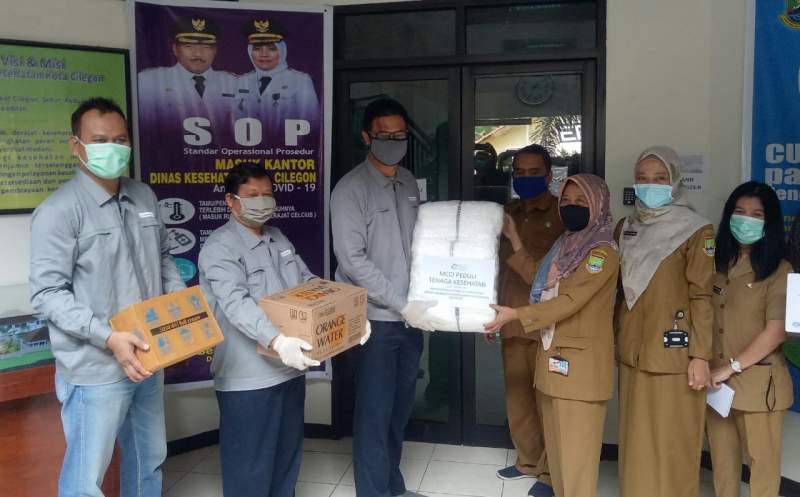 PT MCCI saat menyerahkan bantuan untuk penanganan Covid-19 kepada Dinkes Cilegon, Selasa (14/4).