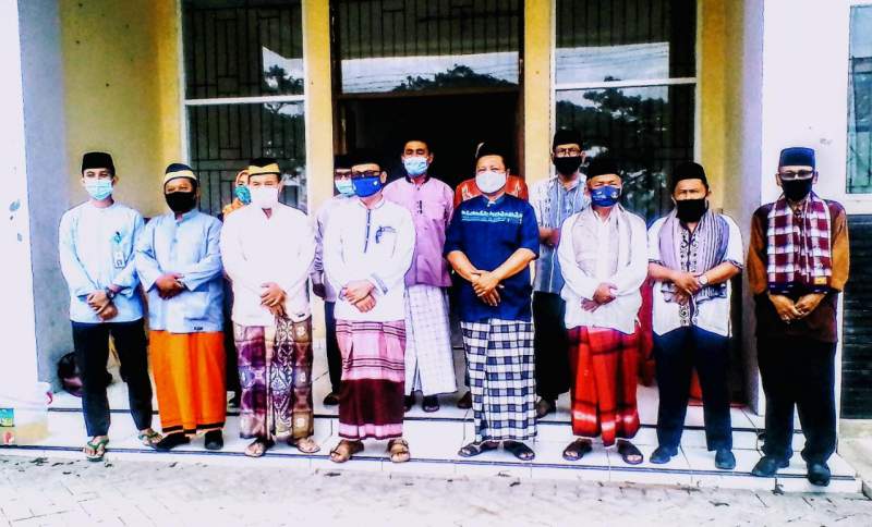 Hari Santri Nasional, Camat Pakuhaji dan Jajarannya Pake Sarung dan Peci