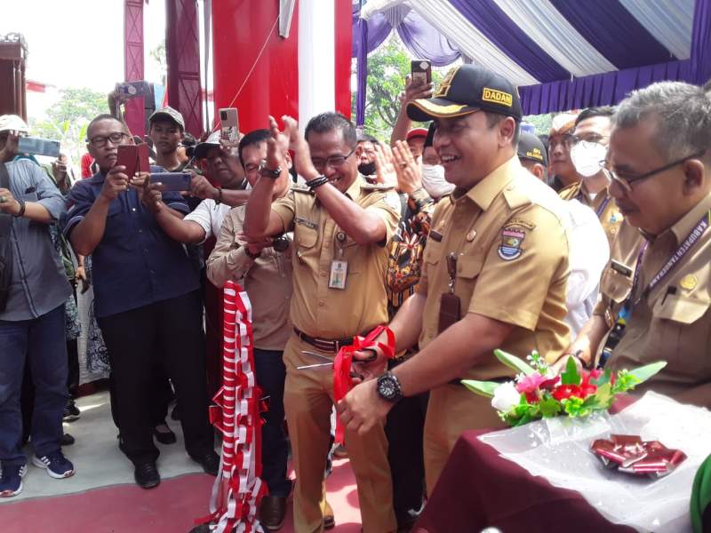 Resmikan Kantor Desa Cikuya, Kadis DPMPD: Berikan Pelayanan Terbaik