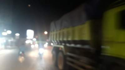 Truk Berat Pengangkut Tanah Di Kresek Mulai Langgar Perbup