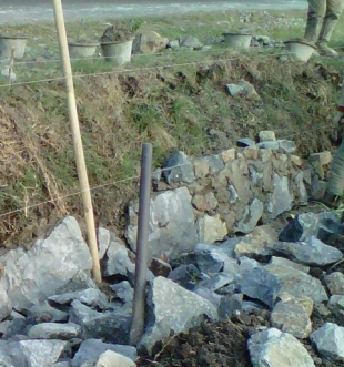 pengerjaan Pembangunan Tembok Penahan Tanah (TPT)