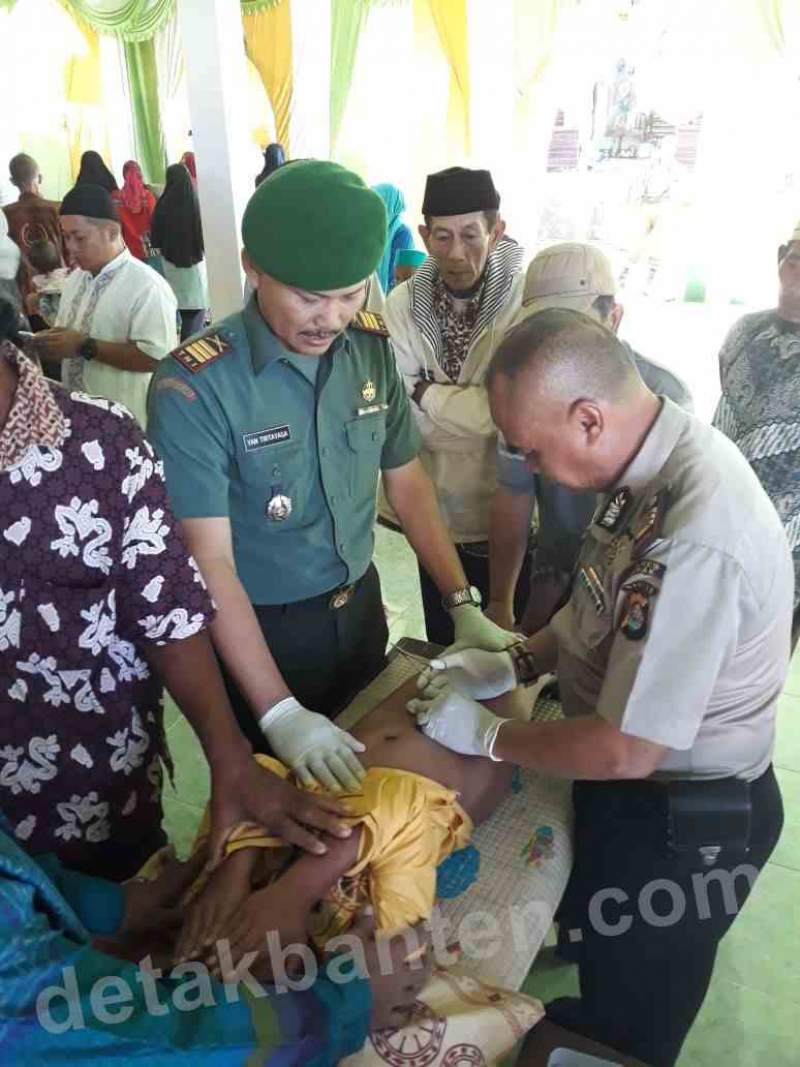 Kapolsek Panggarangan Jadi Tukang Sunat