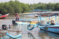 Salah seorang nelayan sedang melakukan aktivitas di Pantai Tanjung Peni.