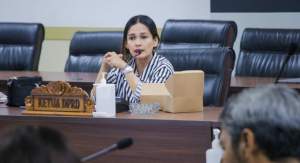 Ketua Bapemperda DPRD Kota Tangsel, Ledy MP Butar Butar saat pembahasan Raperda Penyelenggaraan dan Pengelolaan Pasar Rakyat.