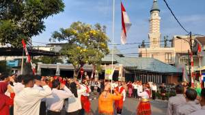 Warga Bintaro Sektor 4 gelar upacara HUT RI ke 78 di jalan perumahan.