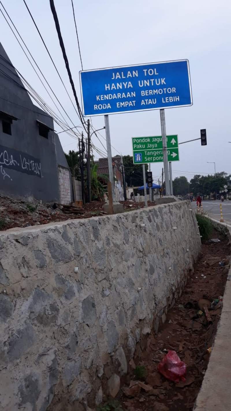 Tampak tembok warga dibelakang jal tol kunciran serpong tanpa tembok pembatas