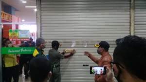 Diduga Langgar PSBB, Satpol PP Tutup Giant Citra Raya