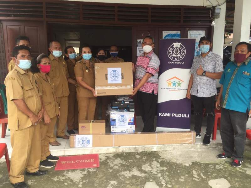 Head of Corporate Affairs, PT Aqua Farm Nusantara, David Tampubolon menyerahkan bantuan kepada sekolah di Ajibata, Toba.