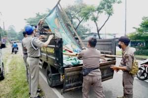 Satpol pp mencopot ratusan spanduk liar