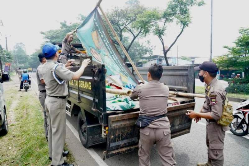 Satpol pp mencopot ratusan spanduk liar