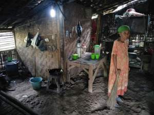 35 Tahun Nenek Tua Ini Tinggal Gubuk Reot