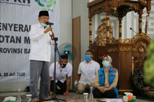 Airin Dampingi Jusuf Kalla Serahkan Bantuan untuk Masjid