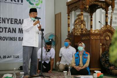 Airin Dampingi Jusuf Kalla Serahkan Bantuan untuk Masjid