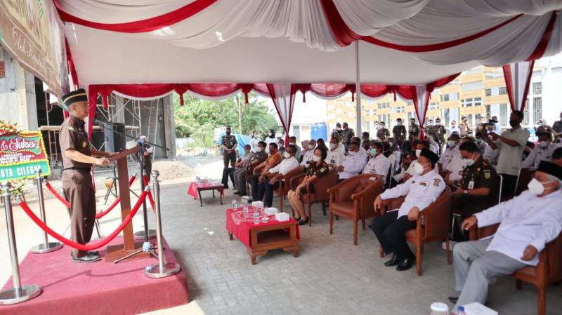 Kajati Banten Reda Manthovani, Kajari Cilegon Ely Kusumastuti dan Wakil Walikota Cilegon, Sanuji Pentamarta saat launching E-Service System Keperdataan dan TUN sekaligus peresmian Masjid Al Mizan di Kantor Kejari Cilegon, Rabu (13/10/2021).