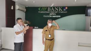 Irban IV Inspektorat Cilegon Didin S Maulana saat mendatangi Kantor BPRS-CM, Senin (6/12/2021).