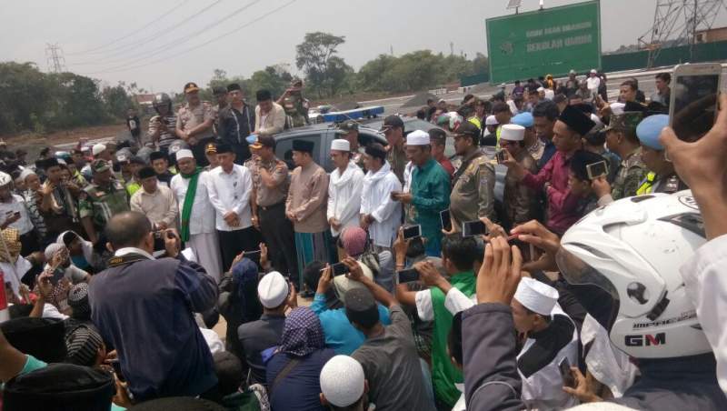 Demo penolakan pembangunan sekolah Santa Laurensia SUvarna Padi, Sindang Jaya, Kabupaten Tangerang.