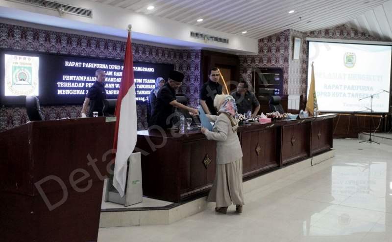 Sembilan Fraksi Sampaikan Pandangan Umum Raperda Pelayanan Adminduk