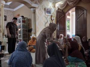 Jelang Lebaran, Ketua DPC Partai Gerindra Kab Serang Berbagi dengan Anak Yatim dan Janda