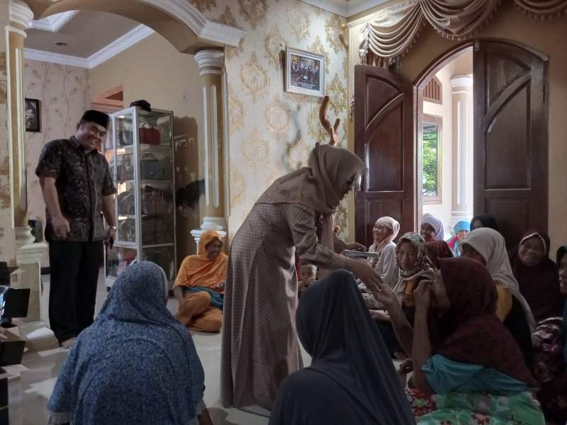 Jelang Lebaran, Ketua DPC Partai Gerindra Kab Serang Berbagi dengan Anak Yatim dan Janda