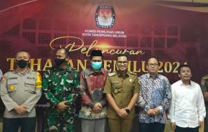 Wakil Walikota bersama Ketua KPU Tangsel dan tamu undangan lainnya