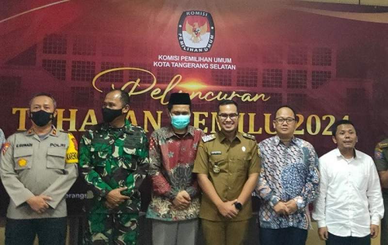 Wakil Walikota bersama Ketua KPU Tangsel dan tamu undangan lainnya