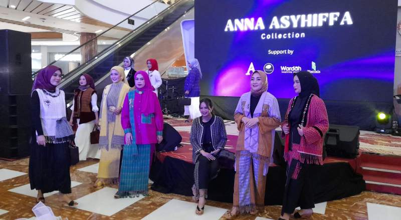 Kepala Kantor Pertanahan Kota Tangsel, Shinta Purwitasari saat mengikuti fashion show bazar nusantara Kementerian ATR/BPN di Bintaro Xchange Mall.