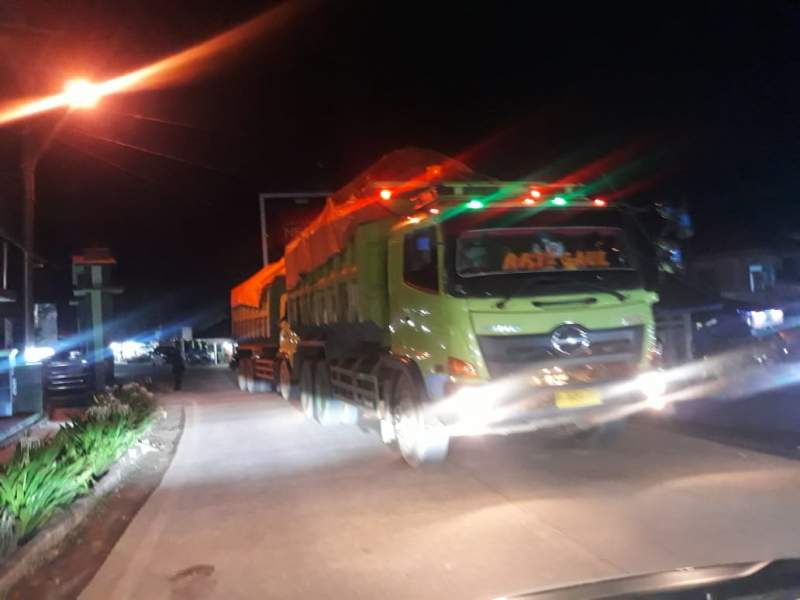 Dilalui Truk Teronton Tanah Setiap Hari, Jalan Cisoka - Maja Menjadi Rusak