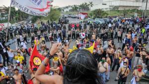 Ilustrasi para pekerja dan buruh menggelar aksi unjuk rasa.